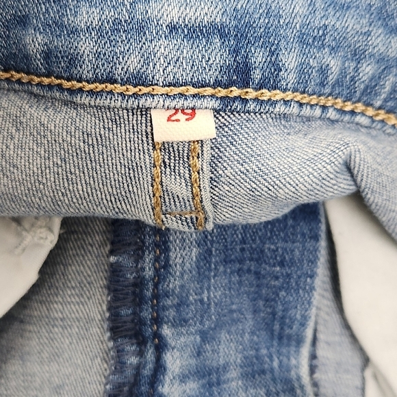 Levis Bermuda Stretch Medium Wash Denim Shorts. Size 29. - Picture 3 of 9